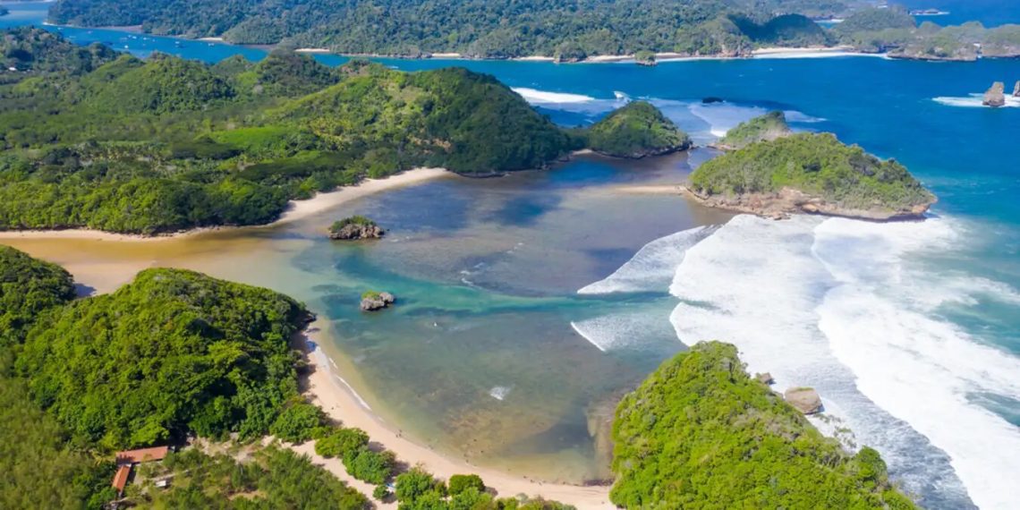 7 Pantai yang Sayang untuk Dilewatkan Saat Berkunjung ke Malang